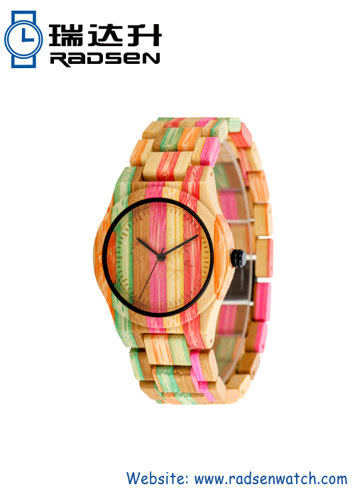 Coloridos relojes de madera